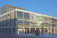 Ehemaliges Theater, Hindenburgstrasse 73, Blick auf den Vorplatz. Geeignete Ersatzspielstätte auf Zeit mit geringerem Herrichtungsaufwand im Vergleich zur Halle im Nordpark. Ehemaliges Theater, Hindenburgstrasse 73, Blick auf den Vorplatz. Geeignete Ersatzspielstätte auf Zeit mit geringerem Herrichtungsaufwand im Vergleich zur Halle im Nordpark.