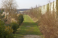 Lärmschutz an der Autobahn A52 in Hardt. Blick von der Autobahnüberführung Nikolausstrasse nach Westen. Lärmschutz an der Autobahn A52 in Hardt. Blick von der Autobahnüberführung Nikolausstrasse nach Westen.